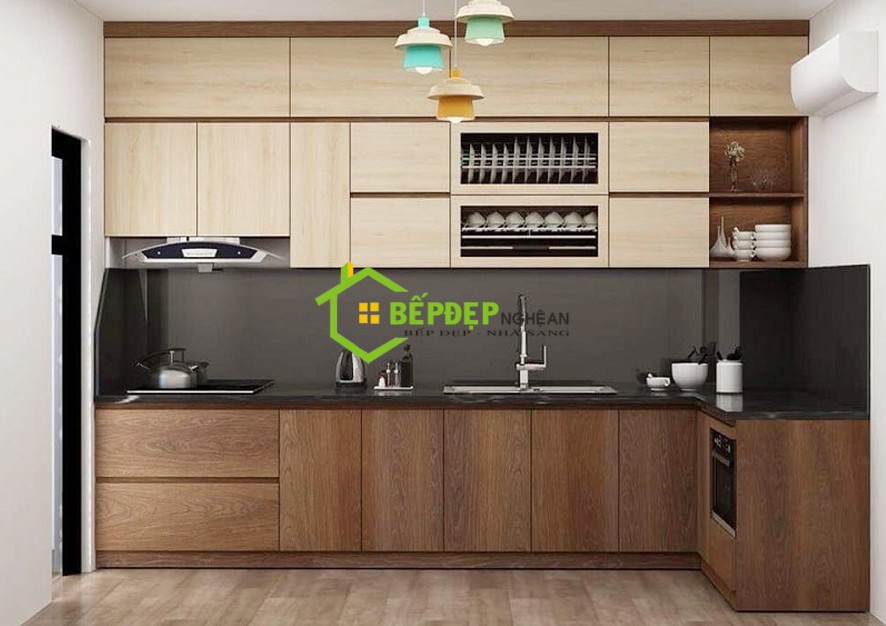 Tủ bếp Melamine chữ L màu vân gỗ kết hợp tủ trên cánh trắng đem lại cho căn bếp sự sang trọng và hiện đại